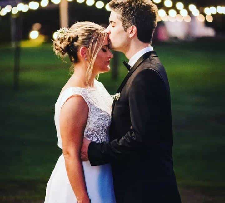Pareja celebrando su casamiento con alianzas de Fábrica de Alianzas